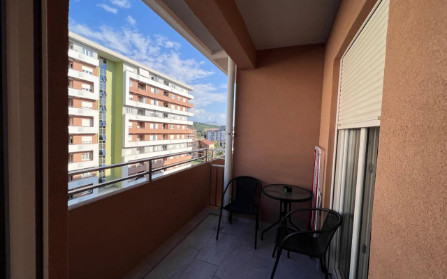 White Homes Apartments • Central Point