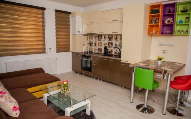 Golden Apartment 1