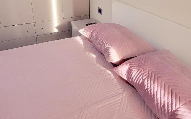 Green Studio Apartment