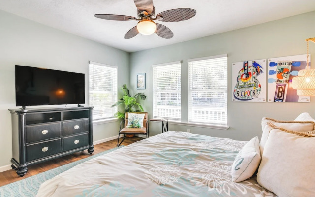 Hot Tub & Yard: Jimmy Buffet-themed Galveston Home