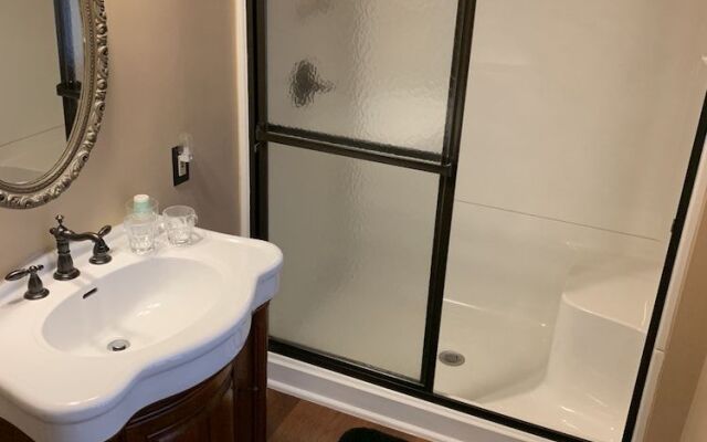 The Avenue Guesthouse and Gallery