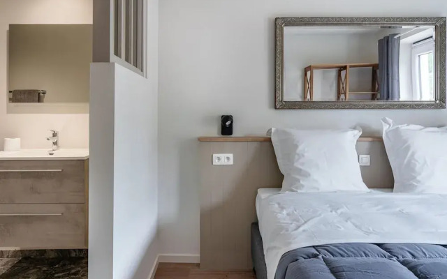 Villa Steps From Castle