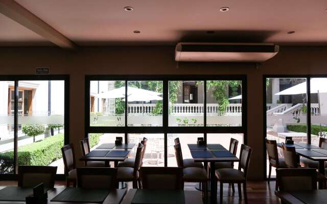 Howard Johnson by Wyndham Escobar Hotel