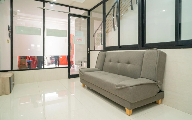 RedDoorz near Stasiun Senen