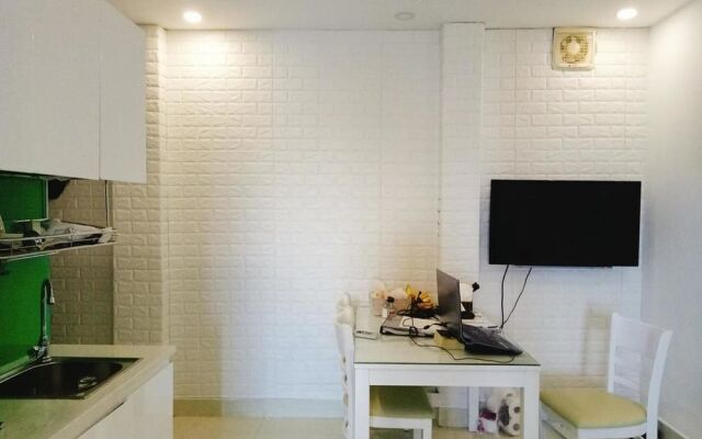 Smiley Apartment 8