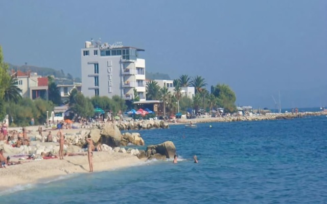 Apartments and Rooms Mladenka