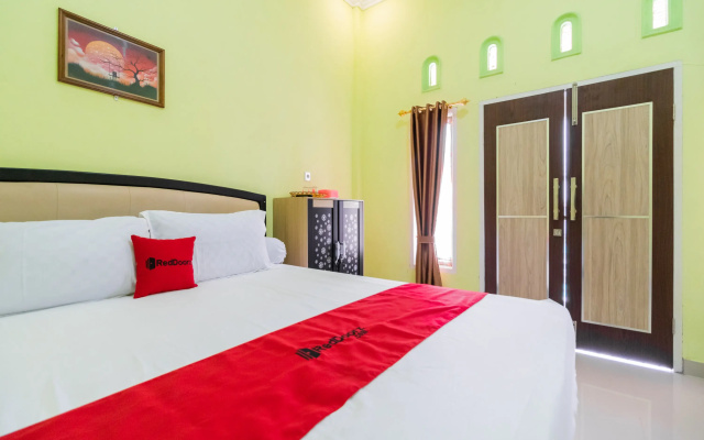 RedDoorz Syariah Near Hot Water Boom Solok Selatan
