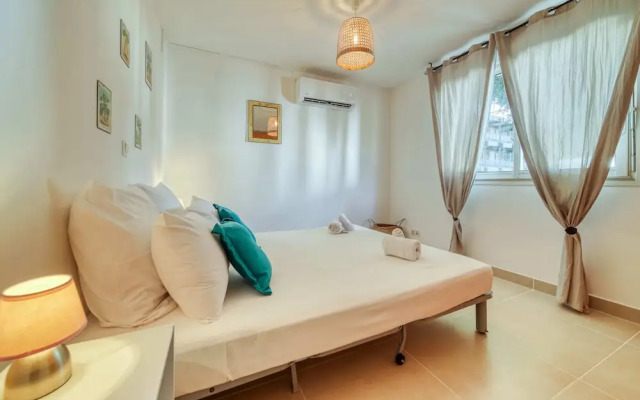 Modern Comfort by the Lagoon