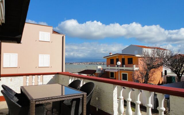 Apartment Petar - 30 m from sandy beach: A2 Nin, Zadar riviera