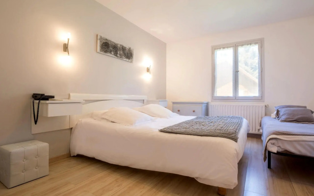 Logis Hotel les Cedres Bleus