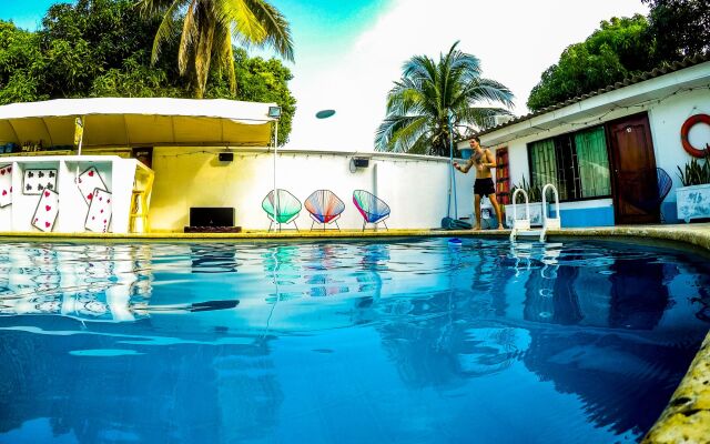 Wonderland Hostel By GB Collection