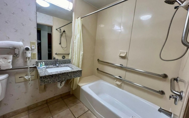 Quality Inn & Suites, Near University