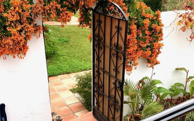 Casa con terraza y hermoso jardín comunal