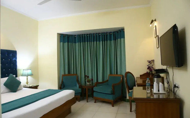 OYO 13052 Hotel Conclave Inn