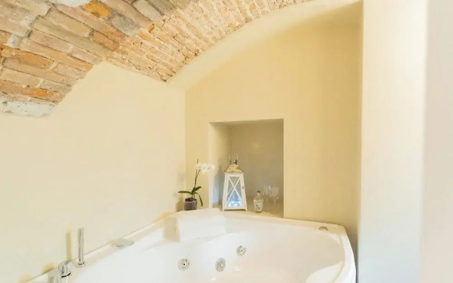 Romantic Escape City Centre With Jacuzzi & Parking