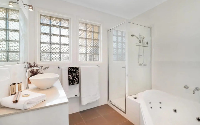 Scenic Serenity Large Family Home in Geelong