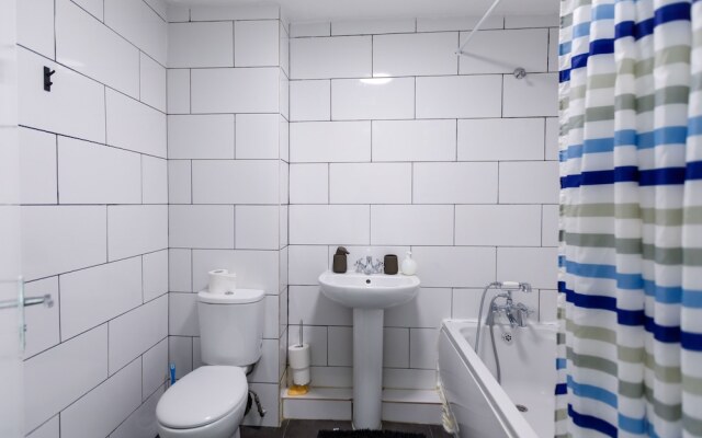 Inviting 3-bed House in London, Stay up to 6