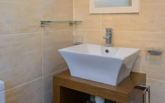 Corrin - Chic 1 Bedroom Apartment