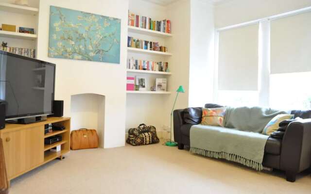 Bright 2 Bedroom Apartment in Battersea