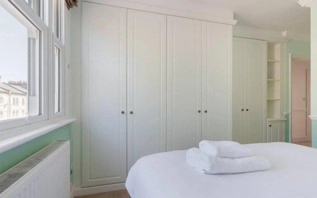 Spacious 3 bedroom flat with terrace