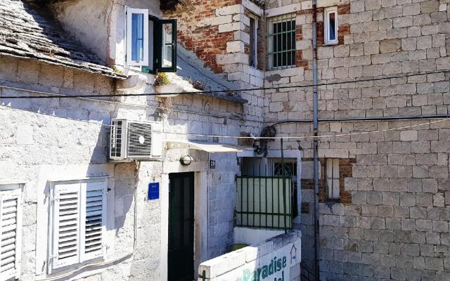 Croparadise Blue Hostel