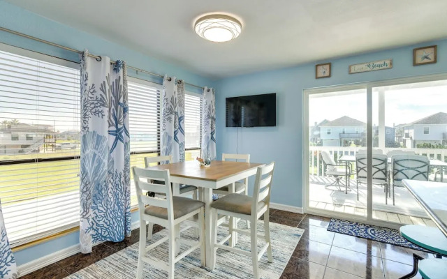 Walk to Beach: Family-friendly Galveston Home!