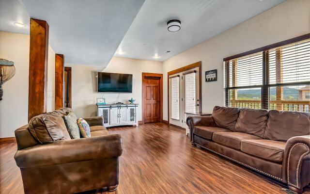 Rockwood Lake Lodge 7 Bedroom Home by RedAwning