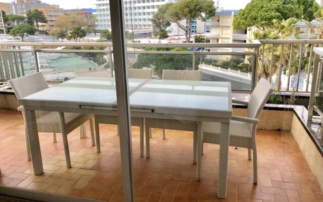 Apartment With 3 Bedrooms In Salou