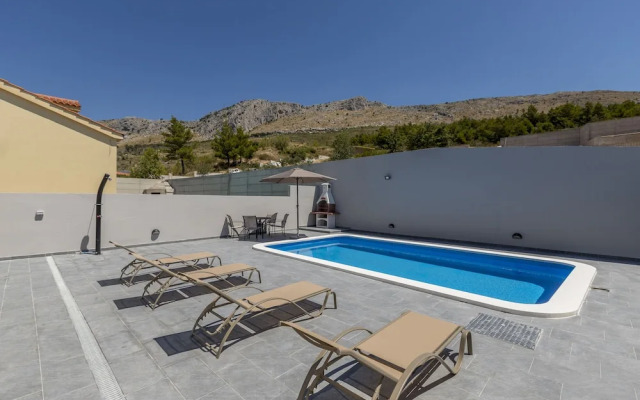 House With Private Pool M&M