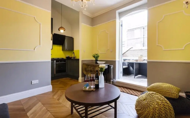 Bright 1BR + Balcony by Hyde Park