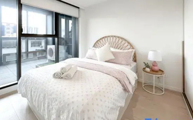 Modern Luxury 2B2B Sky Garden SmartTV
