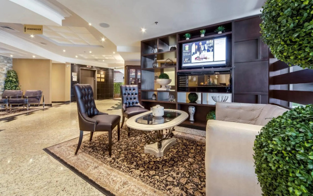 Monte Carlo Inn Airport Suites
