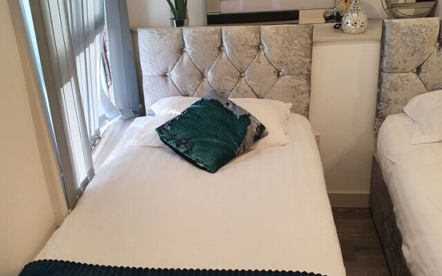 Deluxe 4 Person Suite in Liverpool City Center