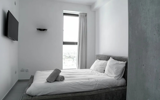 Stunning Sea View 4 BR Apt