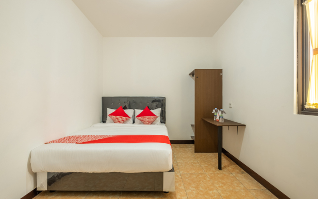 OYO 1460 Anyelir Residence