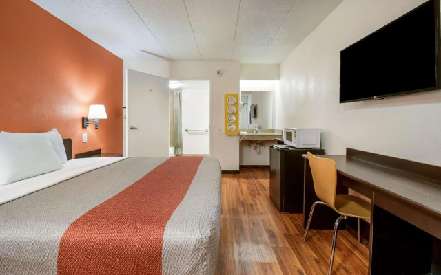 Motel 6 Grove City, OH