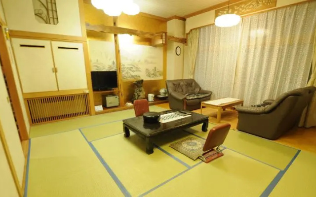 Showa Retro Spa Hotel Takasago Onsen – Guest Rooms – Asahikawa