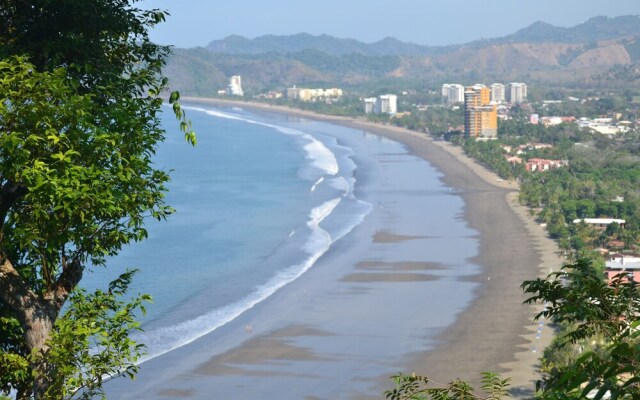 Villa Arenas: Private Pool & Easy Beach Access in Jaco by RedAwning