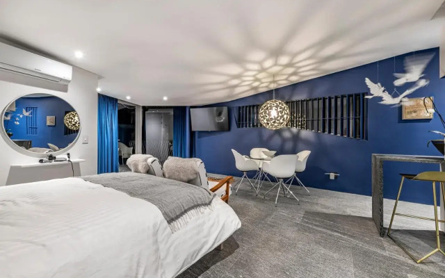 17 Marine, Designer SOLAR powered Apt
