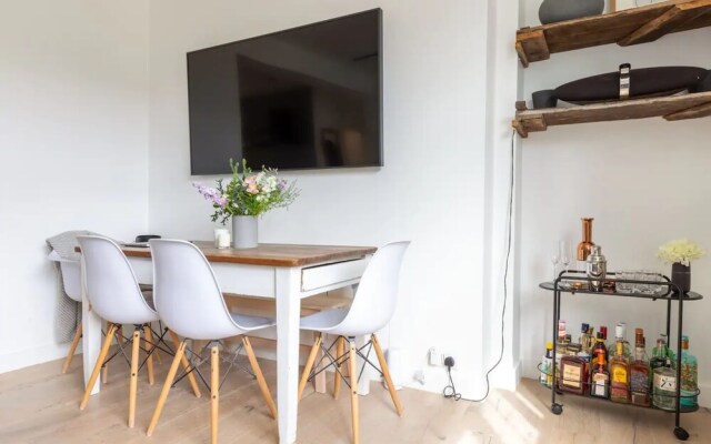 Ultra-modern 1 Bedroom in Angel With Balcony