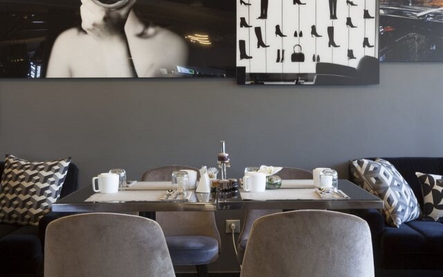 AC Porte Maillot Hotel