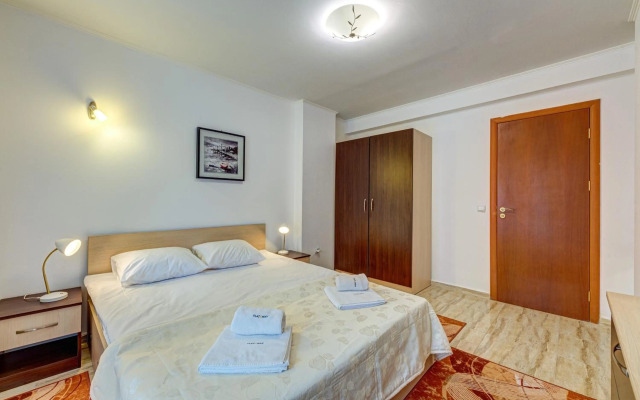 Bright and Spacious 2-BDR Apartment with Balcony