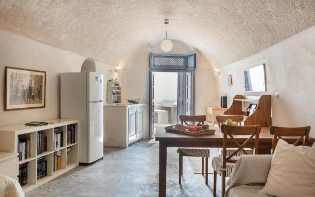 Andreas Cultural Cave House in Imerovigli, Santorini