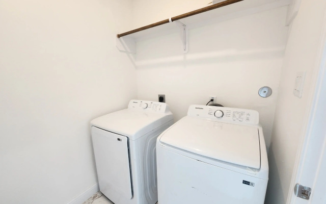Modern 3 Bedroom Retreat in Pearland