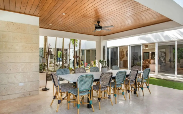 Modern Luxury 6 BR Tropical Retreat With Pool