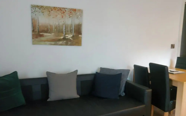 Modern 2-bed Apartment -12 Min Walk to Centre
