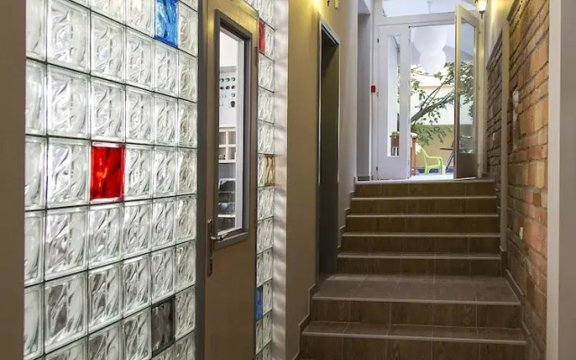 Varad Inn Hostel and Cafe