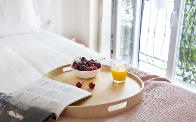 ALTIDO Chic 1BR Apt w/balcony close by Graça Viewpoint & tram stops