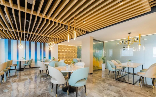 Atour Hotel (Weihai City Hall)