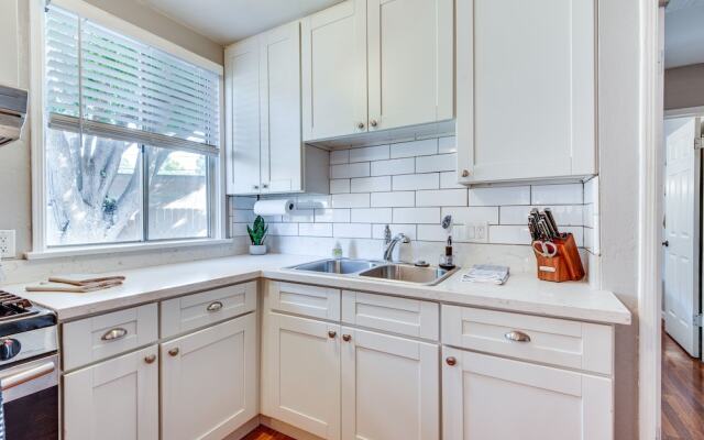 Centrally Located Burbank Duplex Near Hollywood!